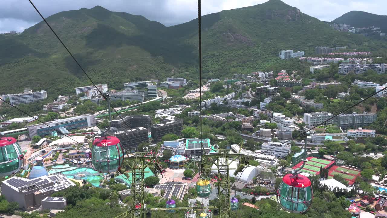 케이블카 타기는 홍콩의 놀이 및 동물 테마파크 오션 파크에서 볼 수 있습니다.