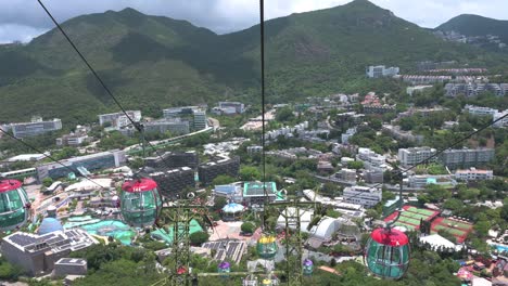 los paseos en teleférico se ven en el parque temático de diversiones y animales ocean park en hong kong