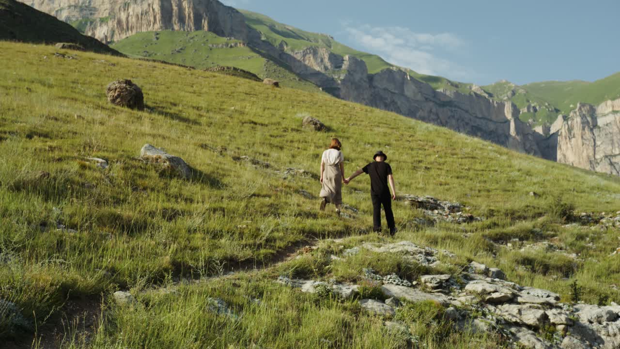 Una coppia che fa un'escursione in montagna