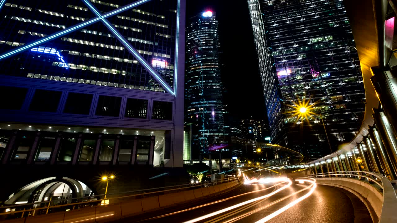 4k timelapse - hora punta del tráfico en la autopista y el edificio en hong kong. coche y autobús corriendo por la carretera.