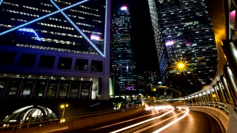 4k timelapse - hora punta del tráfico en la autopista y el edificio en hong kong. coche y autobús corriendo por la carretera.