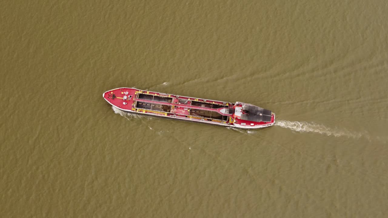 buque de carga rojo aislado navegando a lo largo del río amazonas