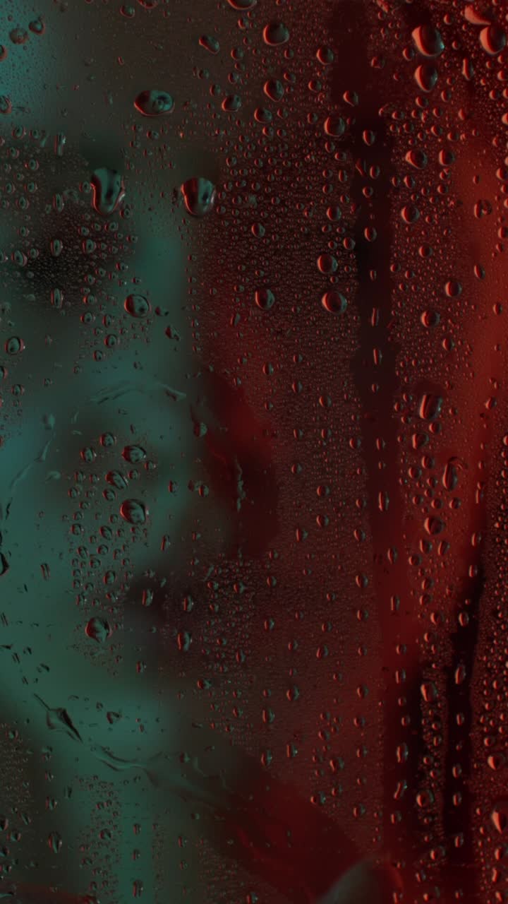 gotas de agua en vidrio con iluminación de neón