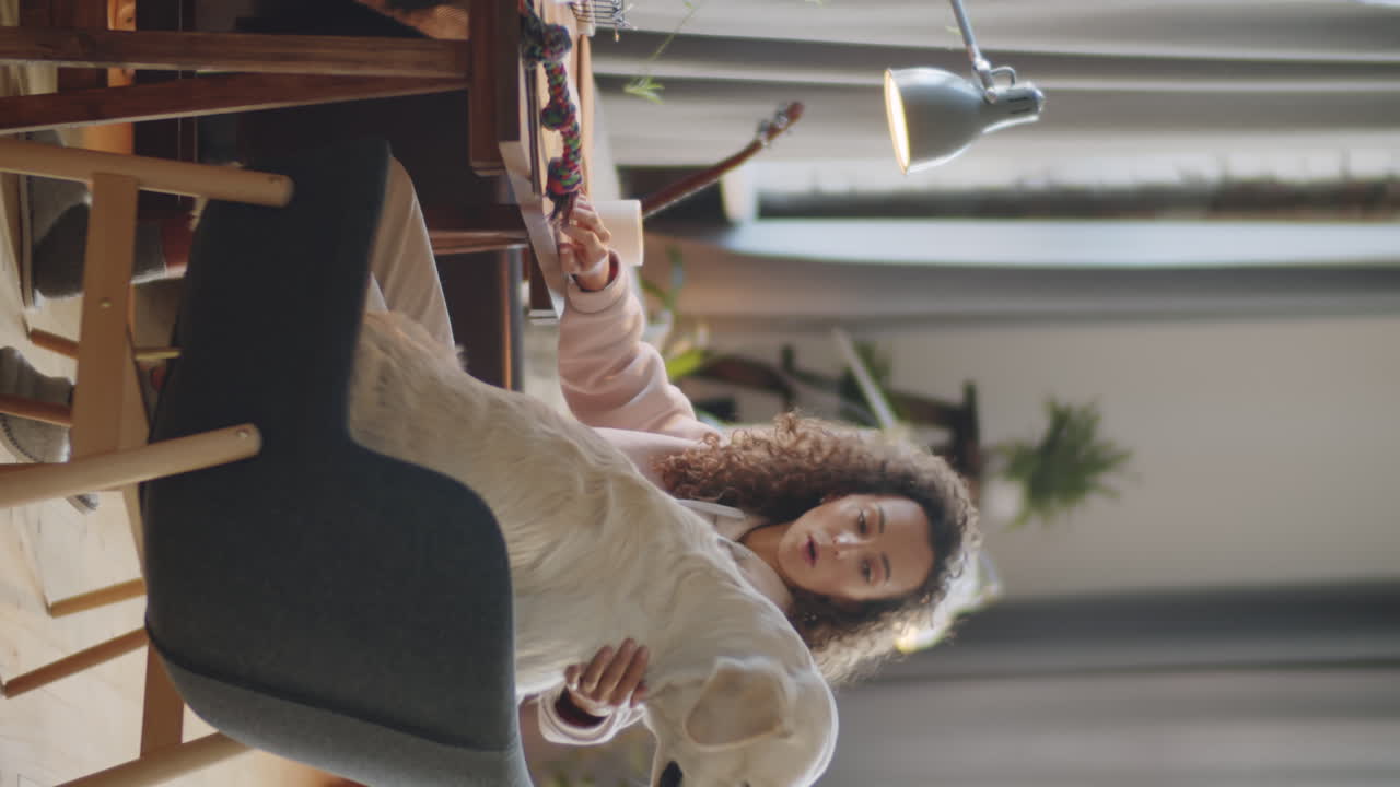 집 에 있는 개 와 함께 있는 여자