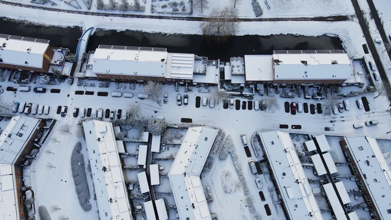 hermosa fotografía aérea de un tranquilo barrio suburbano en un día de invierno nevado