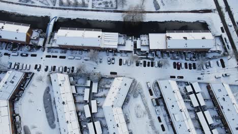 Hermosa-Antena-De-Arriba-Hacia-Abajo-De-Un-Tranquilo-Barrio-Suburbano-En-Un-Día-Nevado-De-Invierno