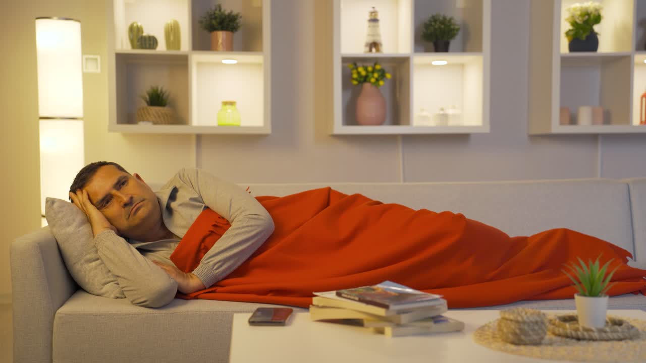 남자가 침대에서 사려 깊다.