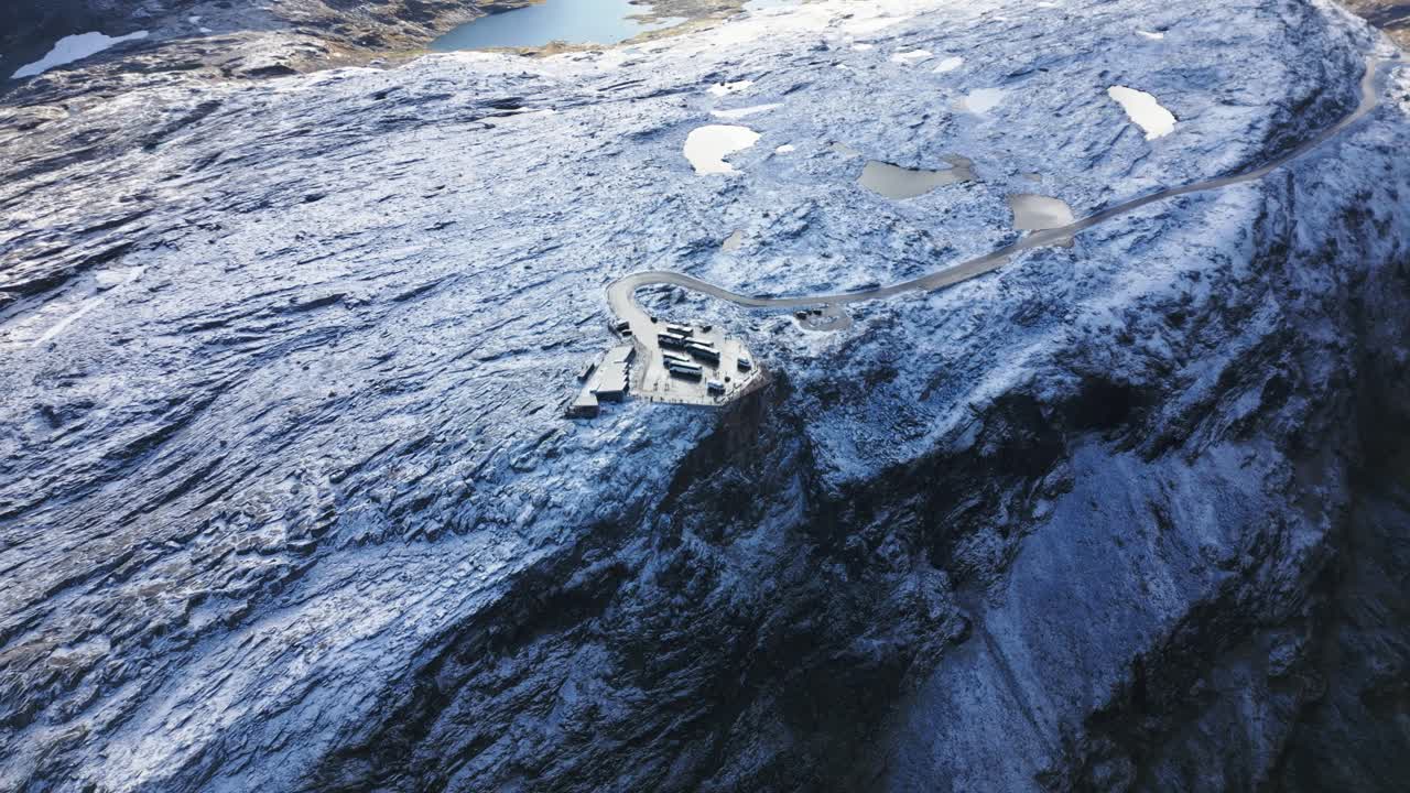 plataforma de observación en una montaña cubierta de nieve con varios lagos, noruega, europa, dron