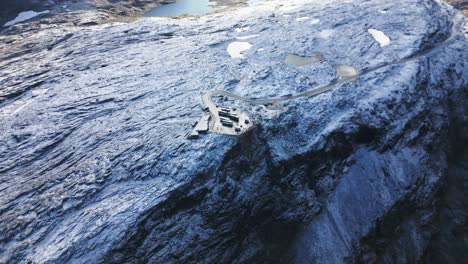 plataforma de observación en una montaña cubierta de nieve con varios lagos, noruega, europa, dron