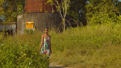 Sexy-Reina-Africana-Caminando-En-Un-Jardín-De-Flores-En-La-Isla-Caribeña-De-Trinidad