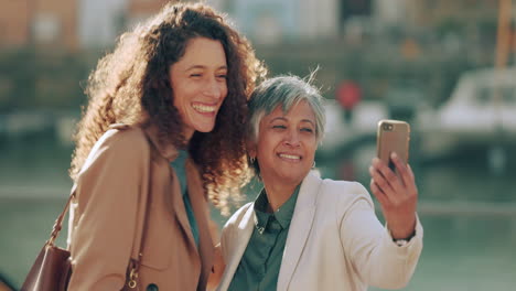 Frauen,-Reisen-Oder-Lustiges-Telefon-Selfie-In-Der-Stadt-Zum-Pitchen