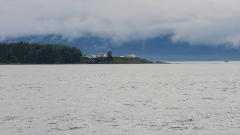 Houses-on-a-small-island-close-to-Juneau,-Alaska