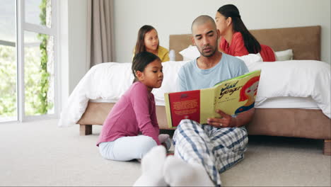 Papá,-Lectura-Y-Libros-Con-Niños-En-El-Dormitorio