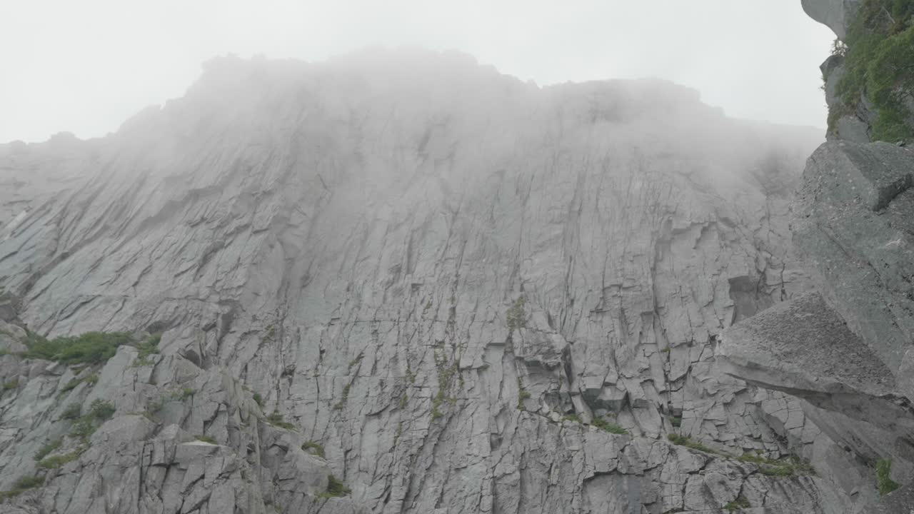 화강암 벽을 통과하는 구름
