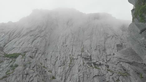 nubes atravesando paredes de granito