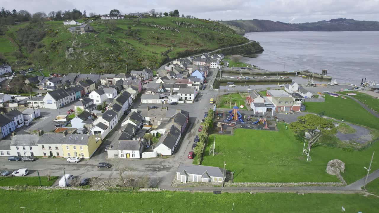 Villaggio di pescatori di Waterford Passage, con la strada per la città di Waterford che sale la collina fuori dal pittoresco borgo.