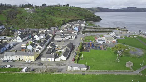 waterford pasaje pueblo de pescadores con el camino a la ciudad de waterford arriba de la colina fuera del pintoresco pueblo