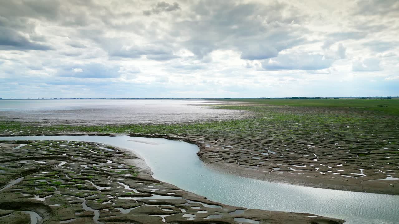 소금 습지 에서 균열 된 진 평면