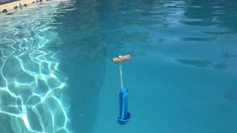 Nahaufnahme-Des-Schwimmenden-Schwimmbadthermometers-Vom-Boden-Aus