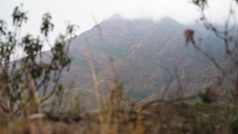 Schönheit-Der-Wolkenlandschaft-Rollt-über-Berggipfel-In-Spanien,-Zeitraffer-Nach-Oben-Kippen