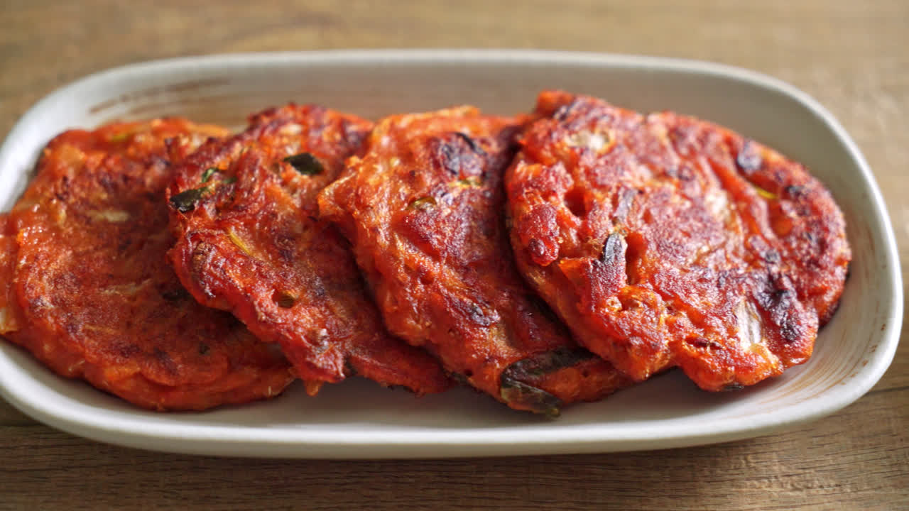 한국 김치 팬케이크 또는 김치전 - 계란, 김치, 밀가루 튀김 - 한국 전통 음식 스타일