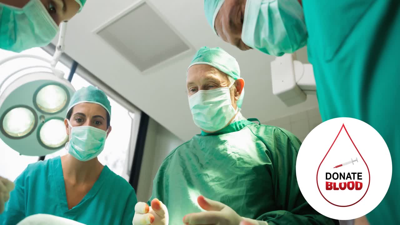 animación del texto de la sangre donada con la jeringa en el logotipo de la gota, sobre los cirujanos en el quirófano