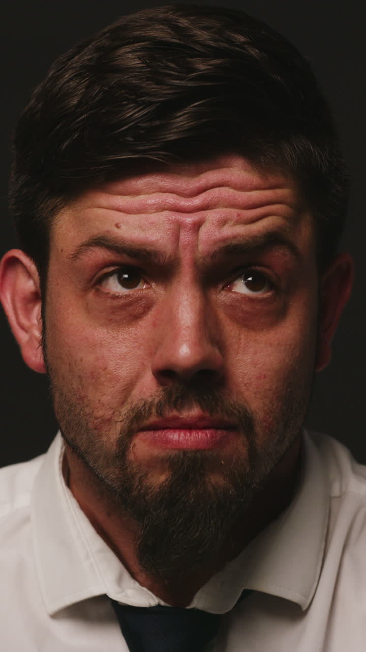 Retrato em Close-up de um Homem Pensativo Olhando ao Redor