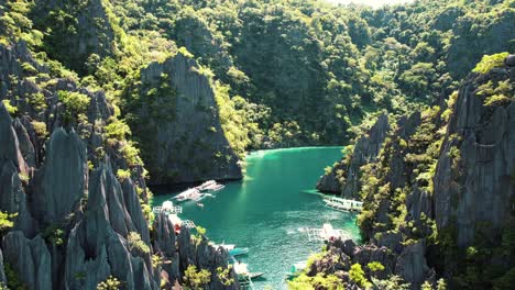 4k drone vuela entre karst en twin lagoon, coron, palawan filipinas