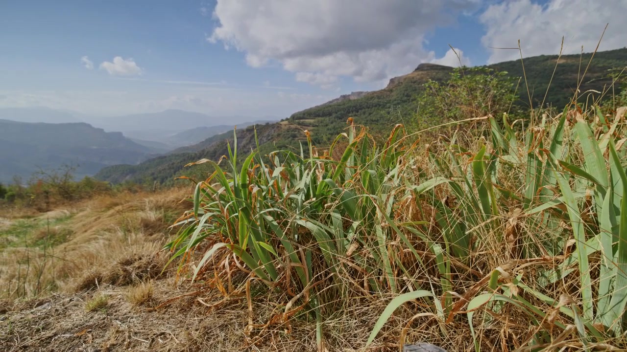 vista di un bellissimo paesaggio montano vicino al piccolo villaggio di Cervoles nella Catalogna rurale, Spagna