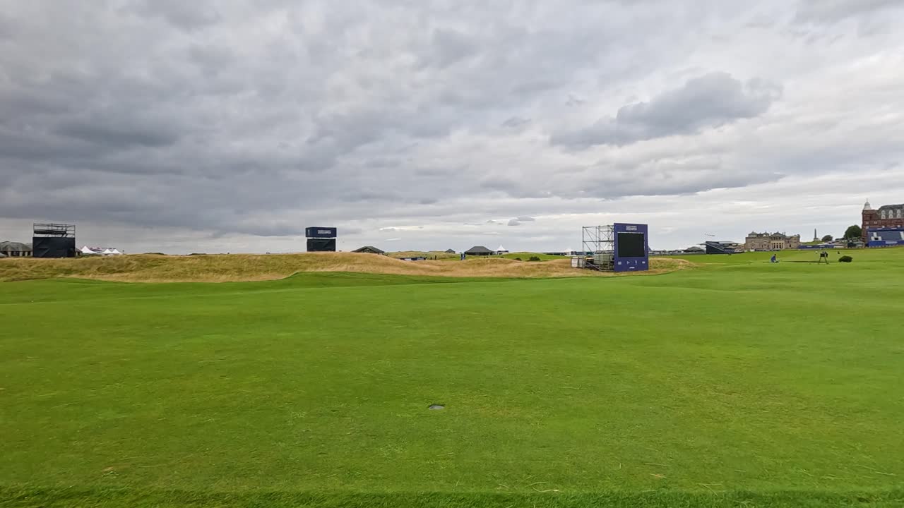 역사적인 골프 코스 풍경의 넓은 전망