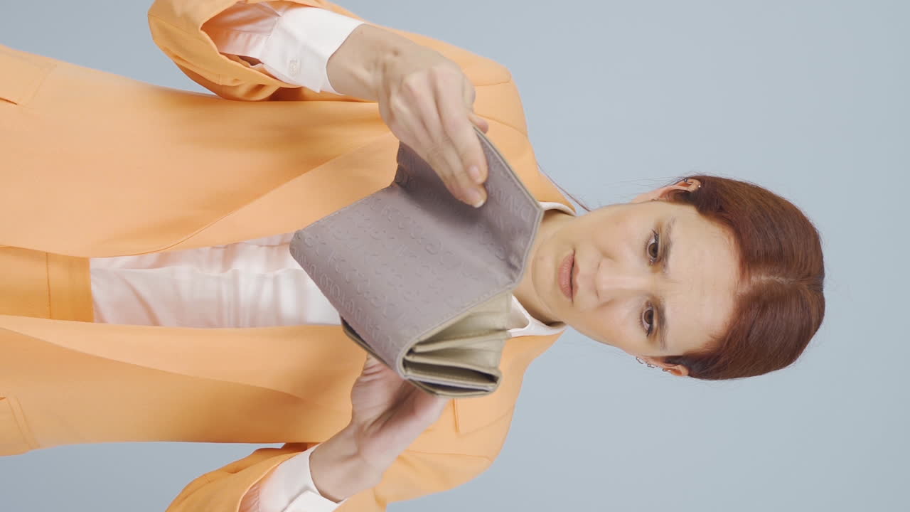 Vertical video of Moneyless business woman. Empty wallet.