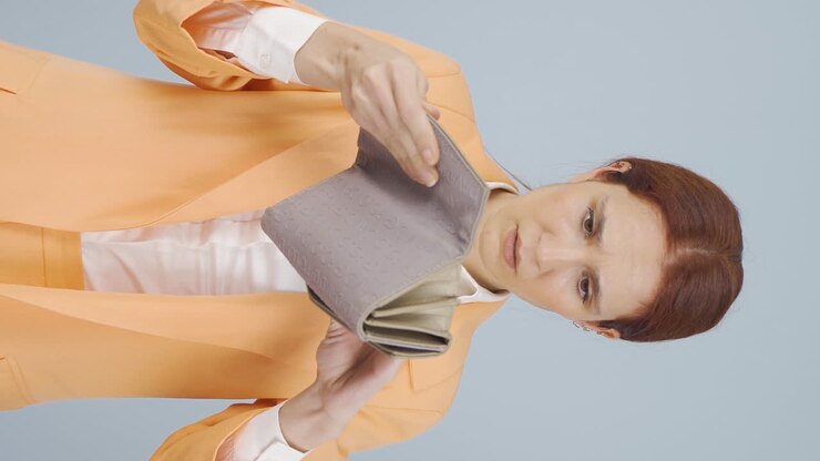 вертикальное видео безнадежной бизнес-женщины с пустым кошельком.