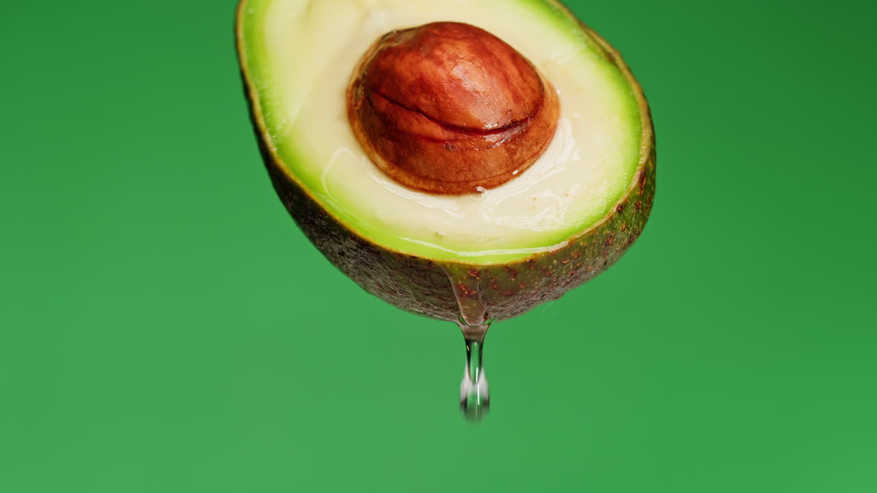 Metà avocado con una goccia d'olio