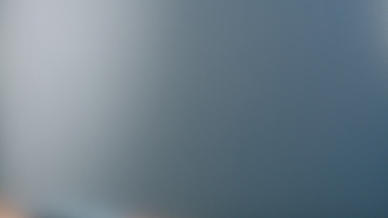 mano espeluznante en la ventana persona atrapada escapar del asilo mental concepto de terror misterioso y inquietante