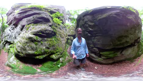 360 vr de hombre maduro caminando por una ranura en grandes rocas