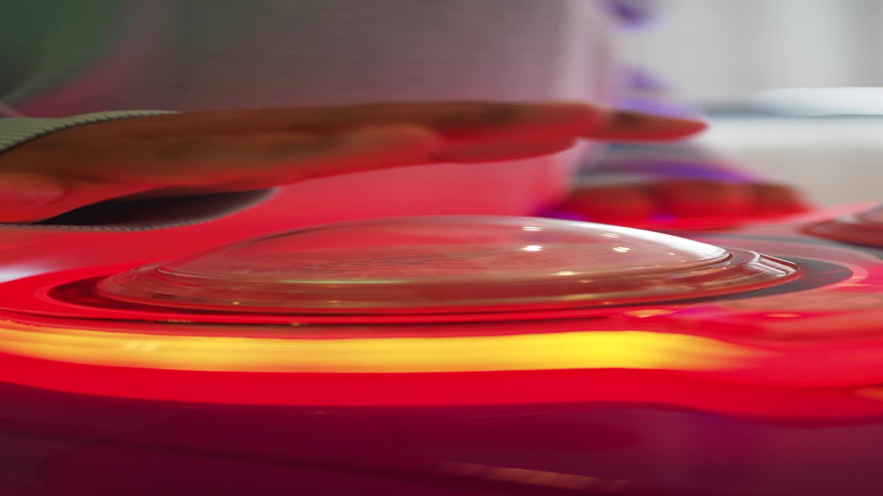 niño jugando con un juguete musical