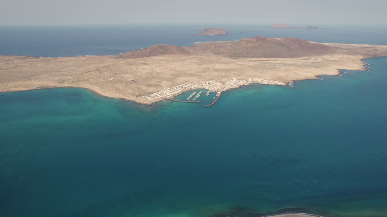panorama aéreo de la isla graciosa en las islas canarias en un día soleado