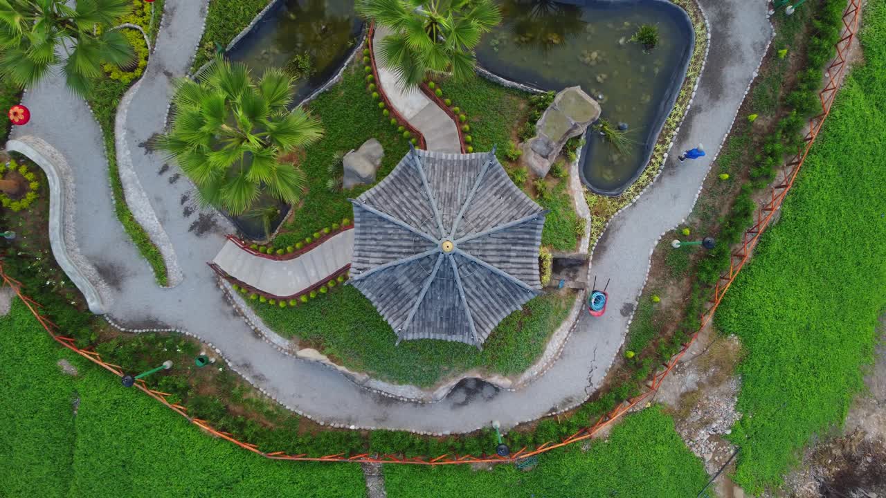 imágenes de drones 4k de un parque público temático chino en lima, perú
