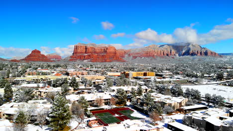 Imágenes-Aéreas-De-Sedona,-Arizona,-Después-De-Una-Tormenta-De-Nieve-Invernal