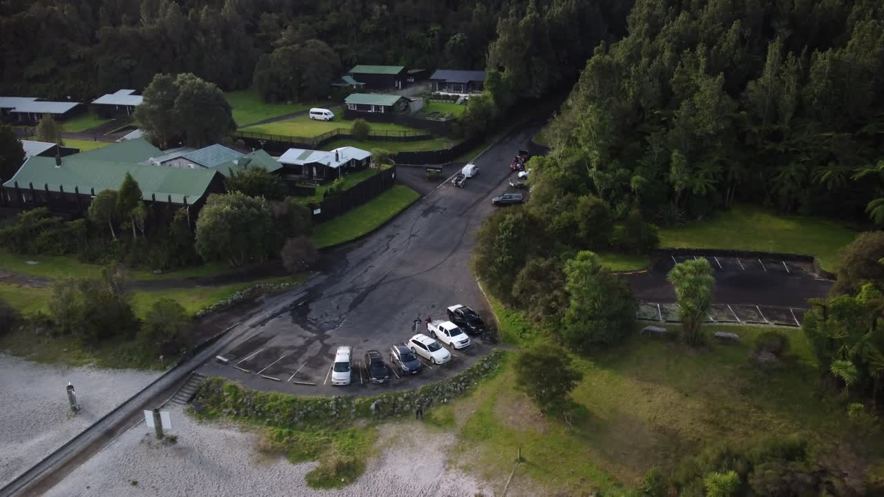 원시림 뉴질랜드 드론 샷의 호숫가 캠프장