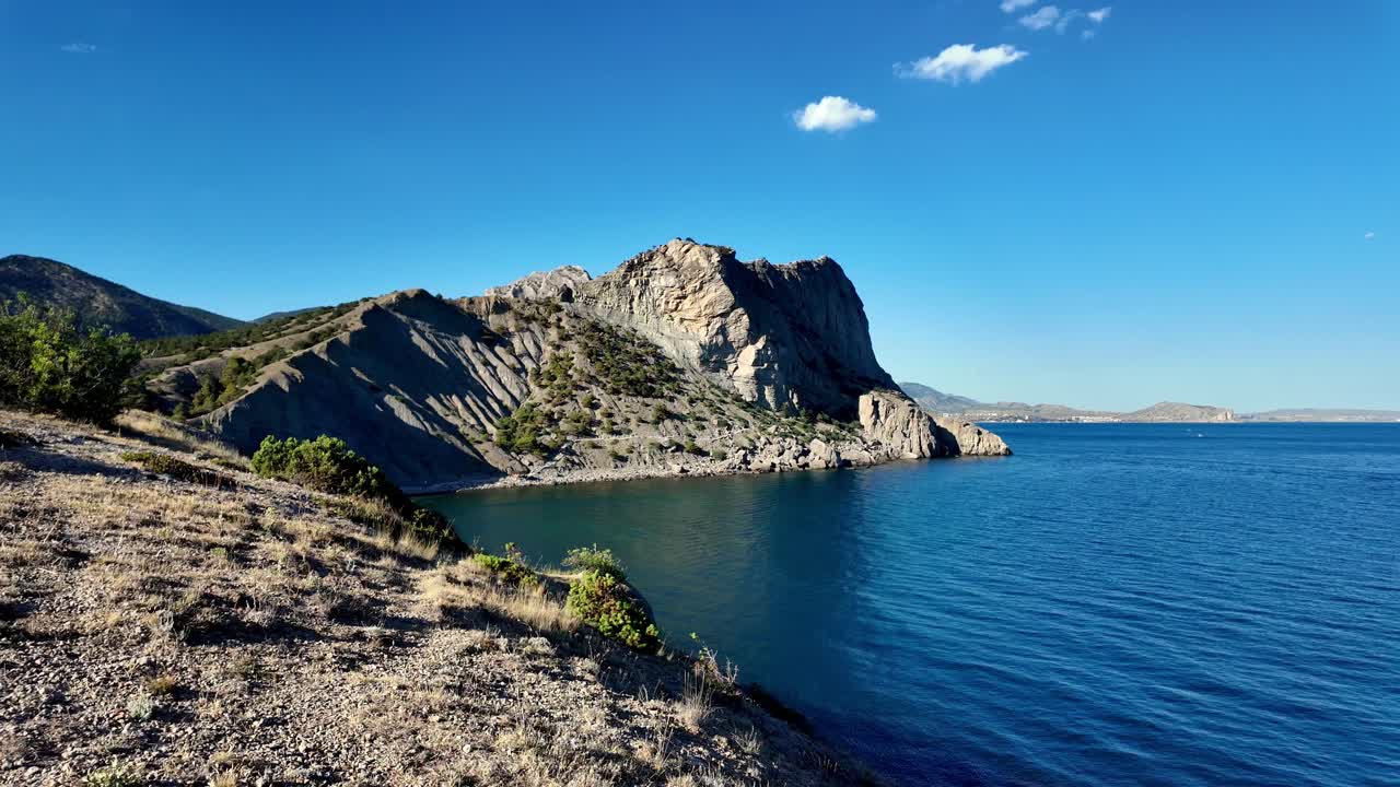Filmato panoramico di una costa rocciosa a Juniper Grove, New World