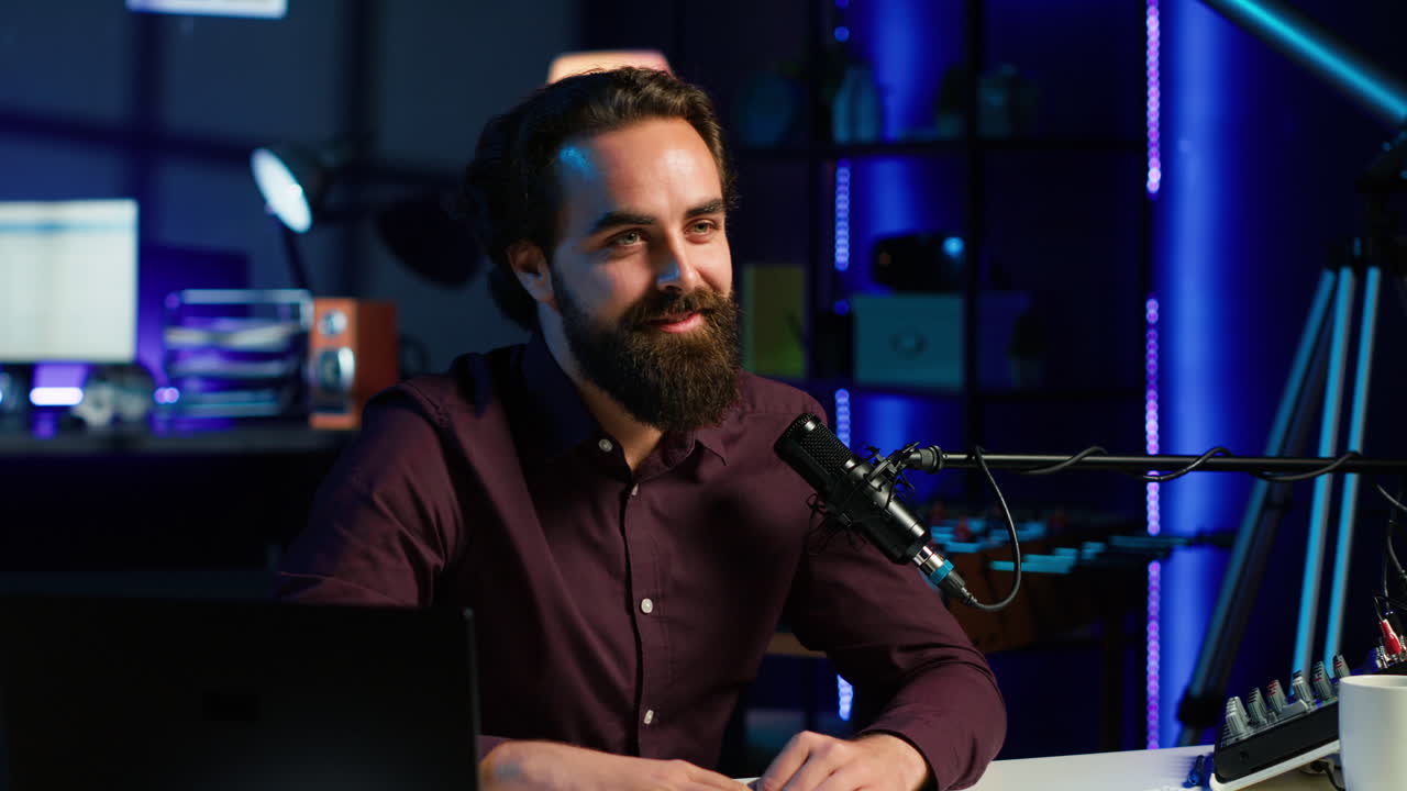 creador de contenido hablando de sí mismo mientras graba video