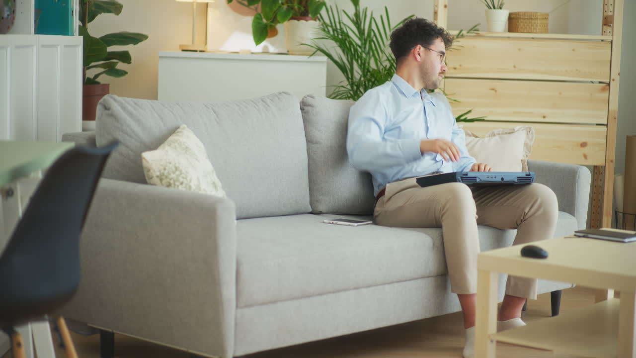 분노 한 사업가 는 재무 보고서 를 손 한다