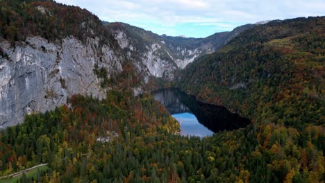 Una-Hermosa-Cadena-Montañosa-Con-Un-Lago-En-El-Medio