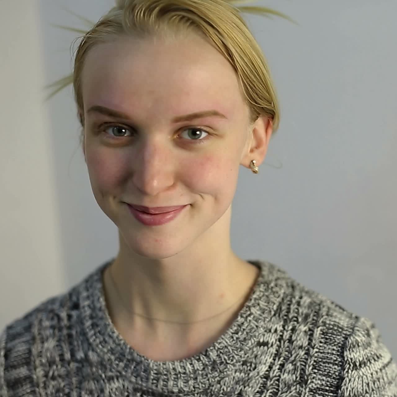 mujer mirando en el espejo