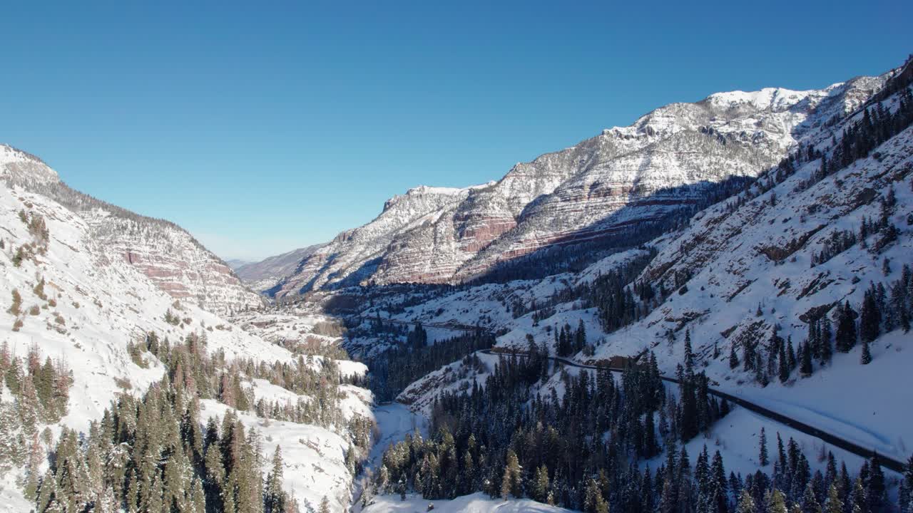 vista aérea del avión no tripulado de la autopista del millón de dólares fuera de ouray, colorado