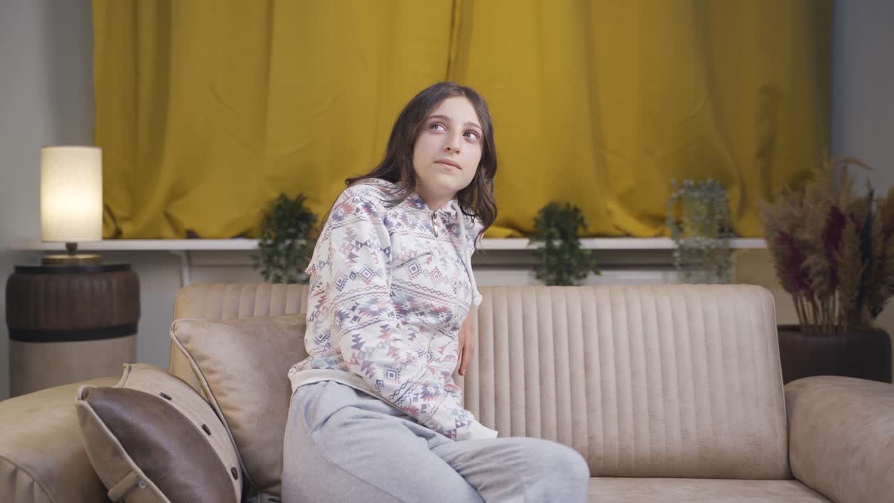 밤에 집에서 일하는 것에 대해 아이디어를 떠올린 젊은 여성. 훌륭한 아이디어.