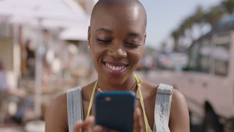 Retrato-De-Una-Hermosa-Mujer-Afroamericana-Enviando-Mensajes-De-Texto-Usando-El-Teléfono