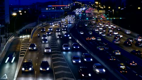 cinemagraph van een verkeersscène's nachts. lange blootstelling. time lapse