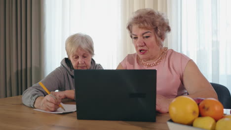 mujeres mayores haciendo una llamada de video y aprendiendo juntas